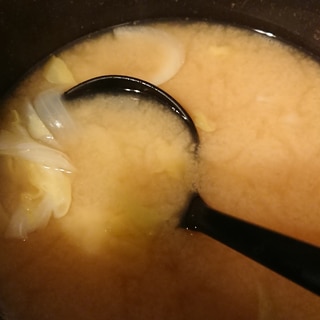 《節約簡単スープ》甘味たっぷり！春キャベツの味噌汁
